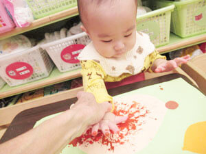 保育園児の手形を取るところ