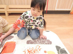 保育園で園児が工作をしているところ