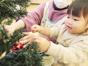 保育園児がクリスマスの飾り付けをするところ