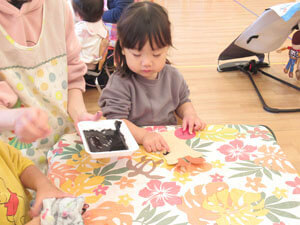 保育園で園児が工作をしているところ