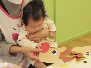 保育園児が先生に抱っこされているところ