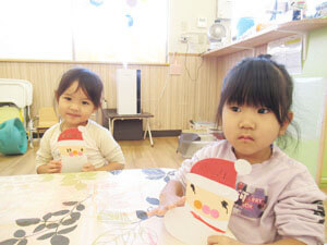 保育園で園児が工作をした作品をもっているところ