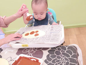 保育園での絵の具遊びの様子