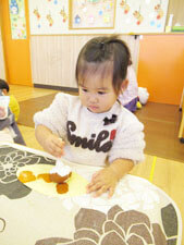 保育園での絵の具遊びの様子