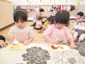 保育園での絵の具遊びの様子