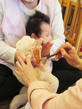 保育園での絵の具遊びの様子