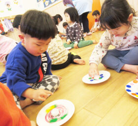 床で遊ぶ保育園児たち