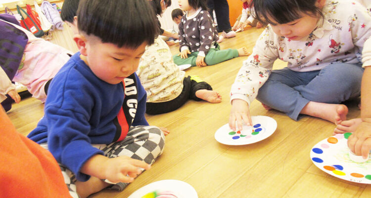 床で遊ぶ保育園児たち