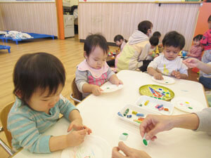 保育園児が工作をする様子