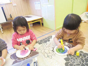 保育園児が工作をする様子