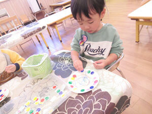 保育園児が工作をする様子