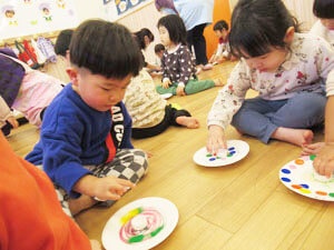 保育園児が工作をする様子