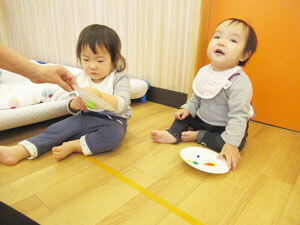 保育園児が工作をする様子