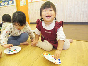 保育園児が工作をする様子