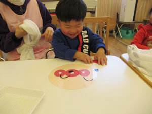 保育園児が福笑いをする様子