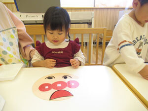 保育園児が福笑いをする様子