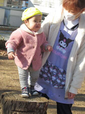 保育園児が外で遊ぶ様子