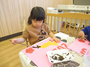 保育園児がお絵描きをする様子