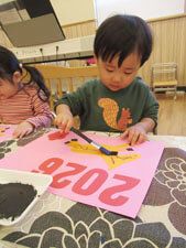 保育園児がお絵描きをする様子