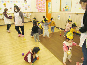ボール遊びをする保育園児