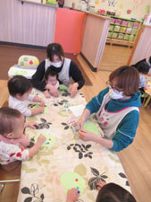 工作をする保育園児