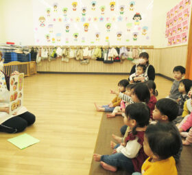 保育園児が先生の話を聞く様子