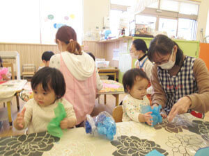 制作を楽しむ保育園時の様子