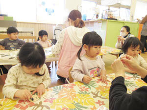 制作を楽しむ保育園時の様子