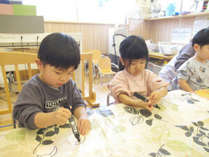制作を楽しむ保育園時の様子