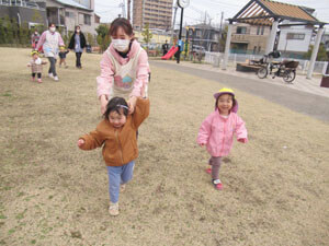 保育園での戸外遊び