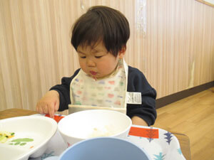 保育園で給食を食べる園児