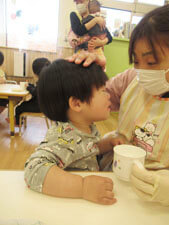 保育園の先生と園児