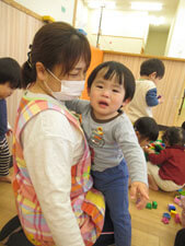 保育園の慣らし保育の様子先生に抱っこされている子供の様子