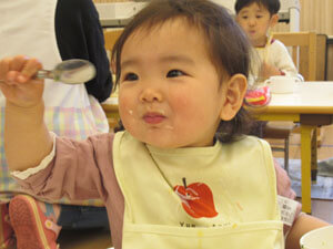 保育園で給食を食べる園児