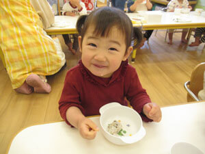 保育園で食事を食べる園児の様子