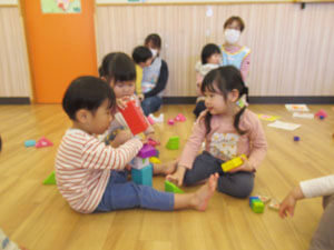 保育園で遊ぶ園児たち