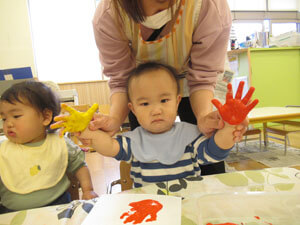 保育園で絵具制作をする園児の様子
