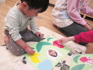 保育園で工作をする園児の様子