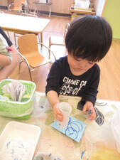 保育園で工作をする園児の様子