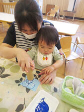 保育園で工作をする園児の様子
