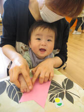 保育園で工作をする園児の様子