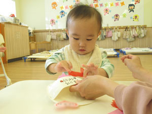 保育園で工作を楽しむ園児の様子