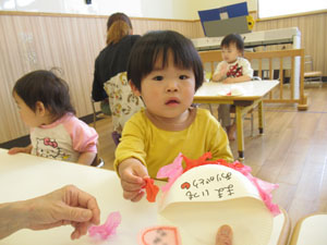 保育園で工作を楽しむ園児の様子