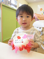 保育園で工作を楽しむ園児の様子