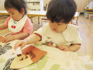 保育園で工作を楽しむ園児の様子