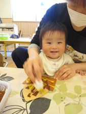 保育園で工作を楽しむ園児の様子