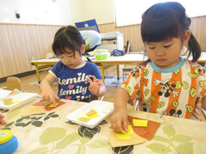 保育園で工作を楽しむ園児の様子