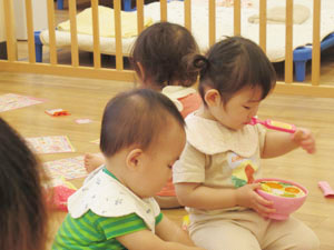 おままごとをする保育園児