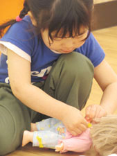 おままごとをする保育園児