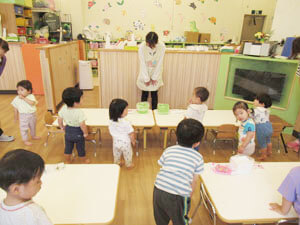 先生と挨拶をする保育園児たち